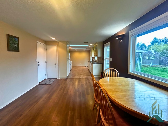 Building Photo - Amazing 3-bedroom, 1.5-bathroom Single-family Home