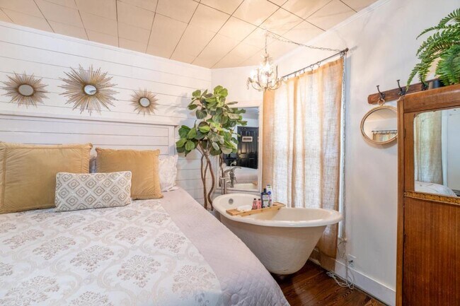 Building Photo - 714 E Jefferson St