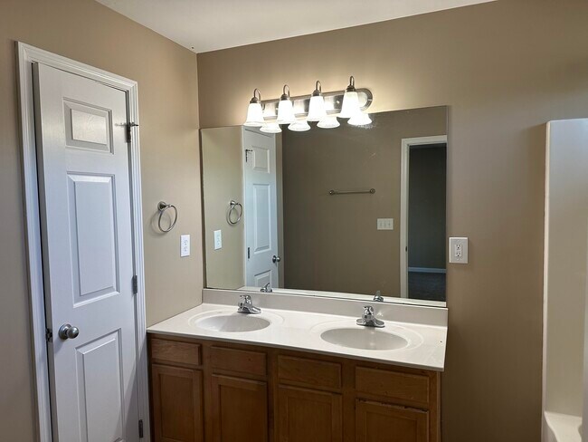 Building Photo - 3933 Pine Ridge Way