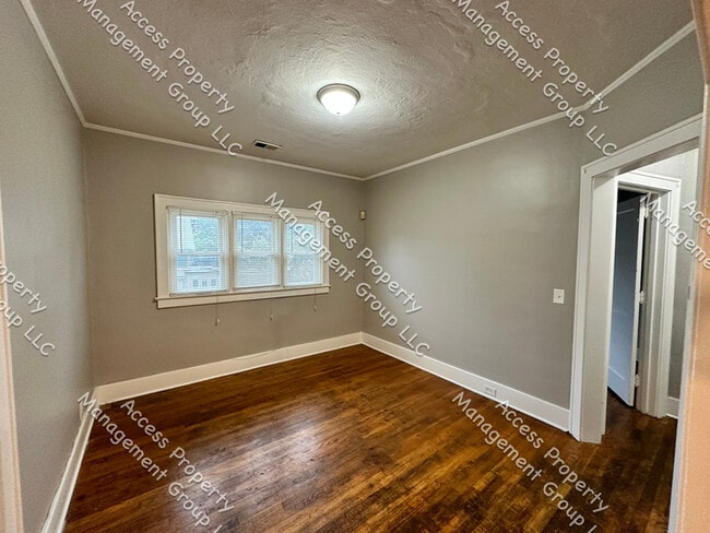 Building Photo - Large Upper 2 Bedroom SE Side Unit