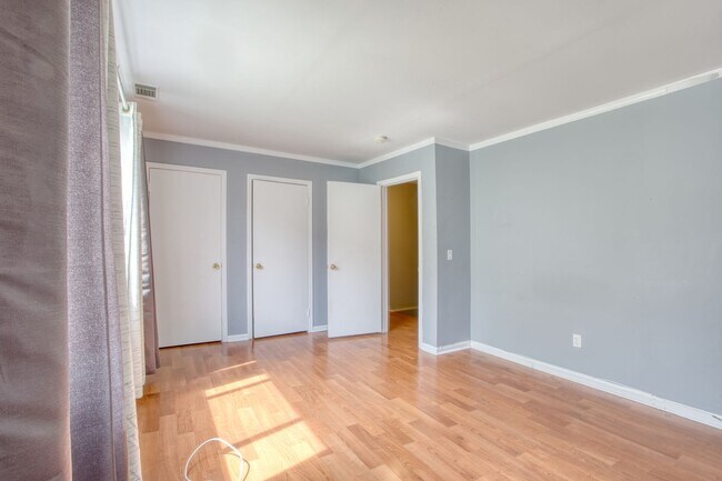 Building Photo - Lovely 2 bed 1.5 bat Condo is quiet Stamford Neighborhood