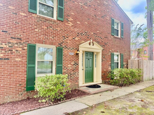 Primary Photo - 3 bedroom/1.5 bathroom-Courthouse Green