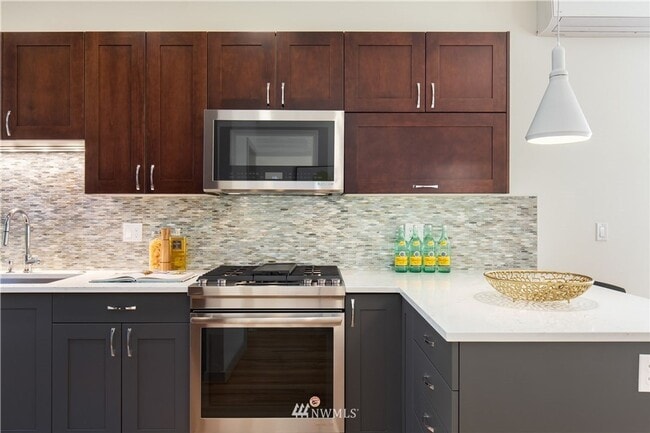 Building Photo - Modern 4-Bedroom Townhome in the Heart of ...
