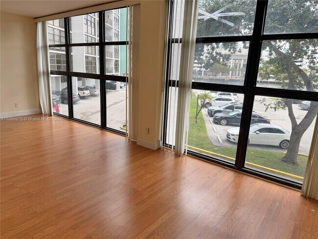 Building Photo - 400 Leslie Dr