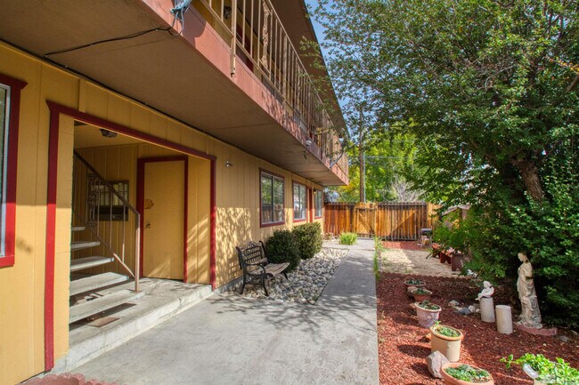 Building Photo - 1036 Bell St