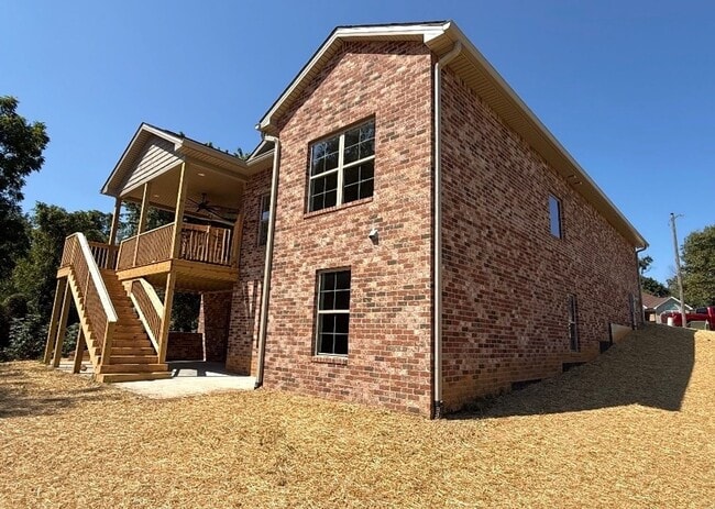 Building Photo - 102 Twin Lakes Dr