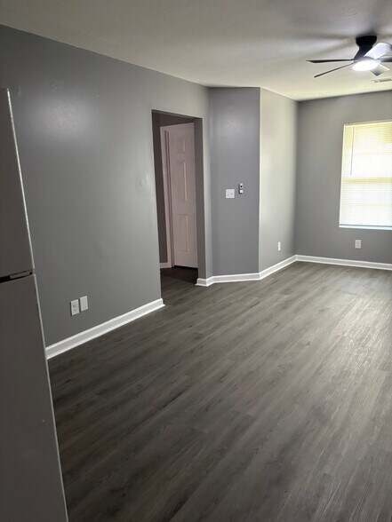 Building Photo - 2304 N Barton Dr