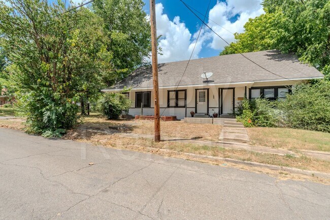 Building Photo - 1410 Sycamore St