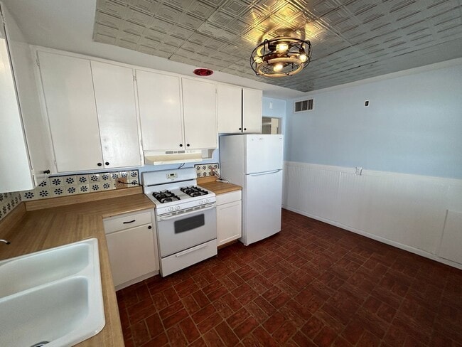 Building Photo - 456 N Horne