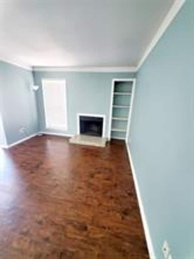 Building Photo - Welcome to this comfortable and stylish 3-bedroom, 2-bathroom condo in the heart of North Dallas.
