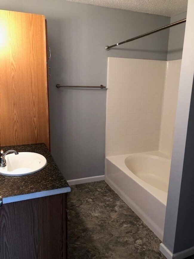 Building Photo - Amber Valley Court Townhome