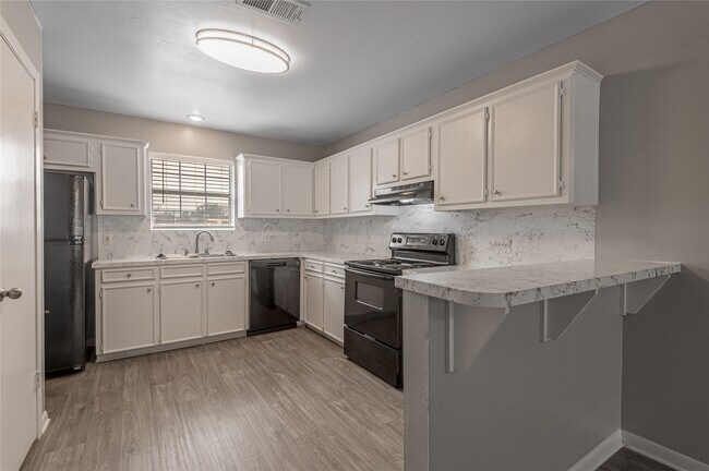 Building Photo - 600 Palm St