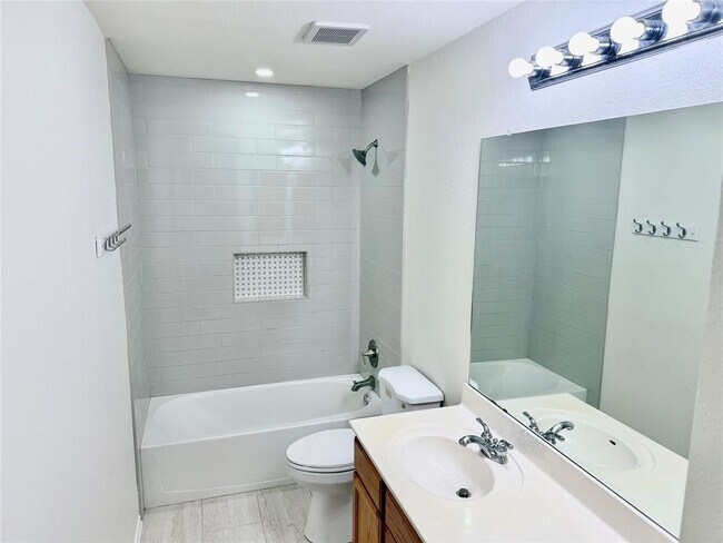 Building Photo - 11210 Kingsgate Dr