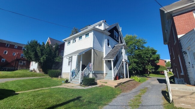 Building Photo - 712 W College Ave