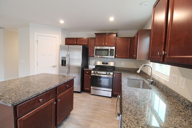 Building Photo - 105 S Peak Dr