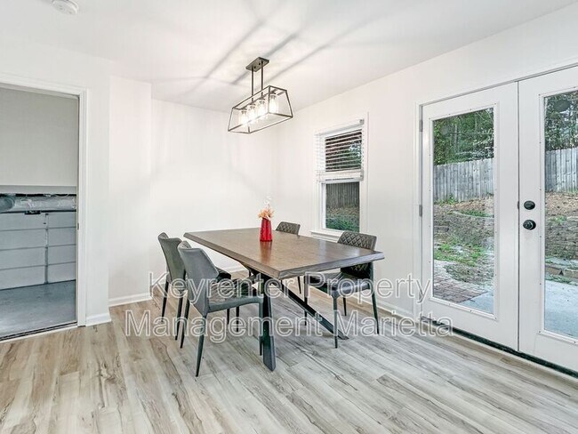 Building Photo - 651 Inglis Dr S E