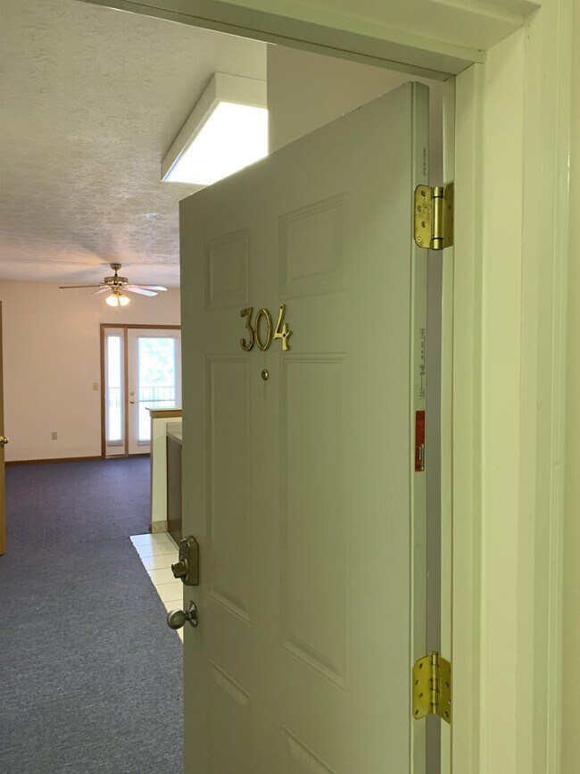 Building Photo - 135 S River Rd