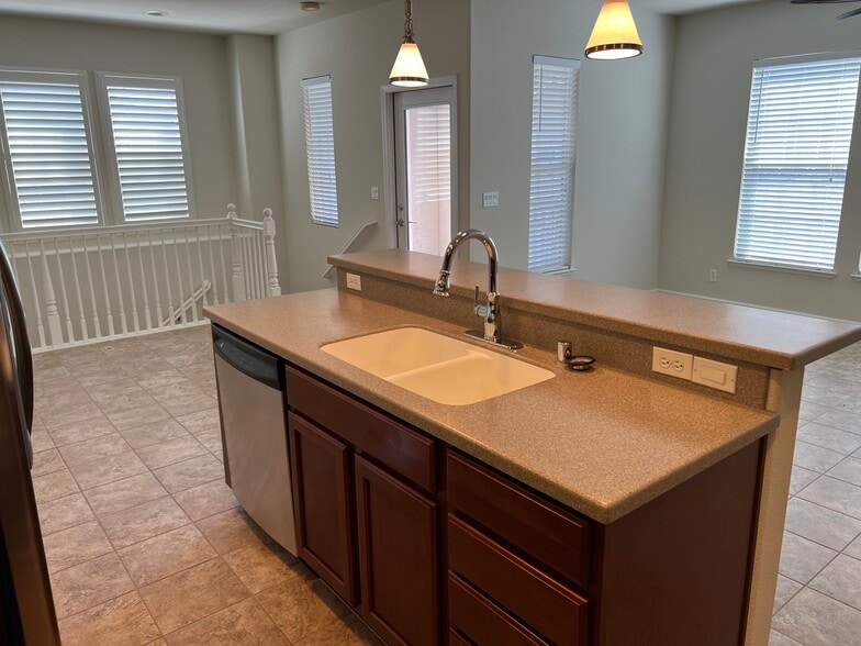 Building Photo - 207 W La Flor Ln