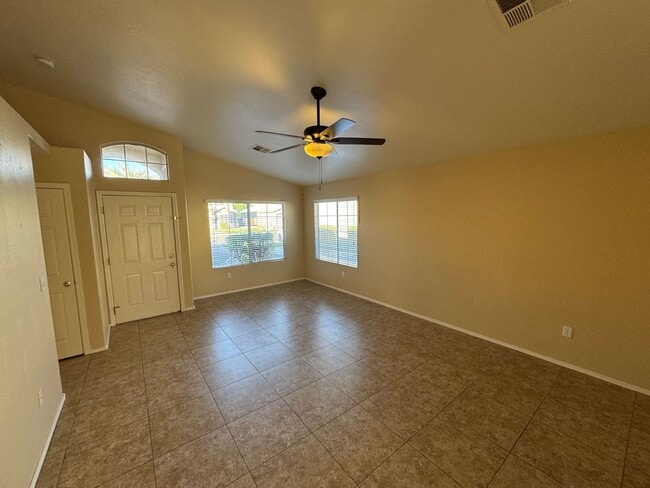 Building Photo - 3 Bedroom - 2 Bath - Mesa