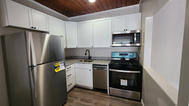 Building Photo - Completely Remodeled 2/2 Condo