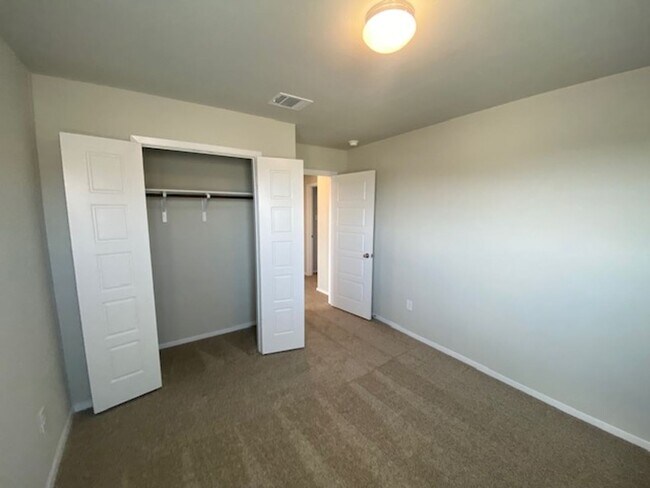 Building Photo - Brand New 4 Bed 2.5 Bath House with Large ...