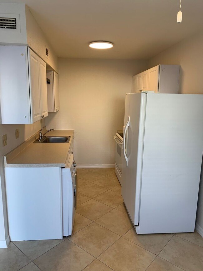 Building Photo - Available 5/10 -  Annual Condo Rental in South Naples