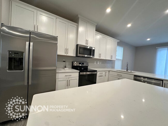 Building Photo - 3BR Townhome with Rooftop Deck in LoSo