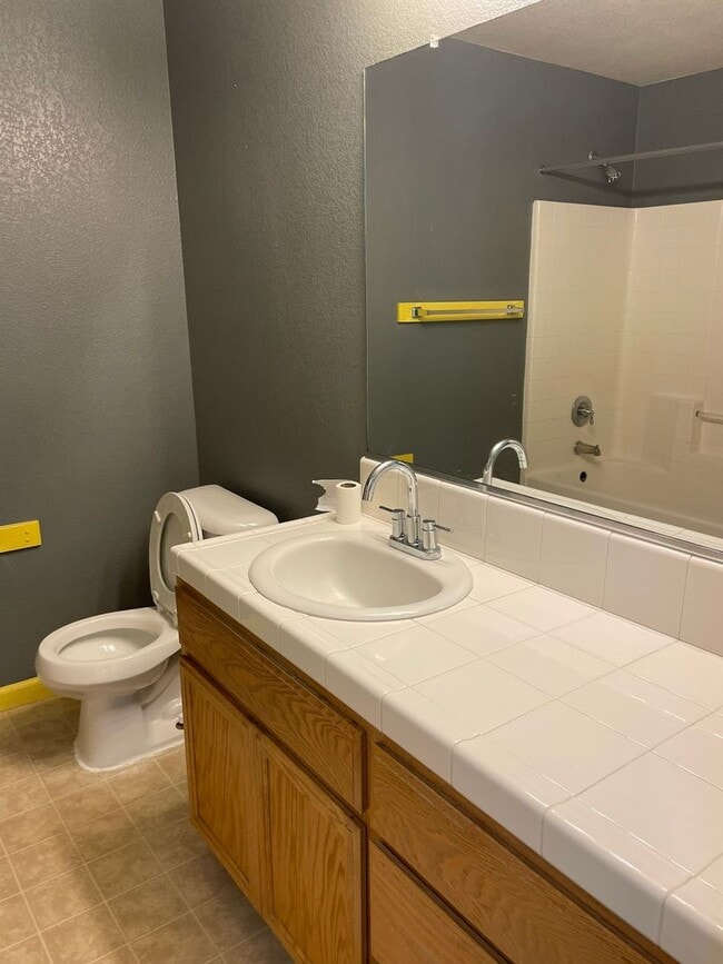 Building Photo - Available Now! Move-In Ready
