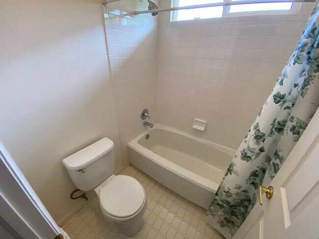 Building Photo - Great Highlands Ranch Home on the Golf Course!