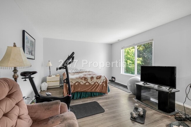 Building Photo - Inviting 3 BD | 2.5 BA Home w/ Massive Bac...