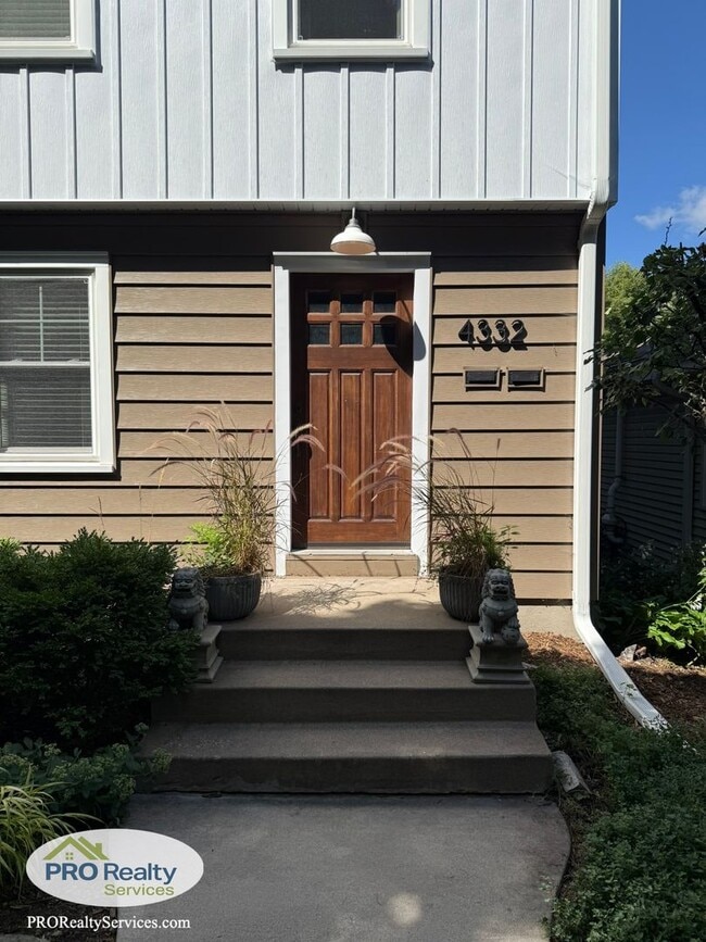 Building Photo - 2 Bedroom Upper Level Duplex Unit