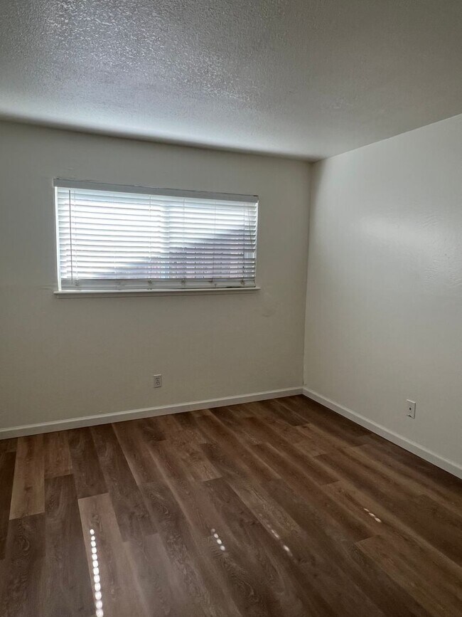 Building Photo - UPDATED 2 BEDROOM APARTMENT!!