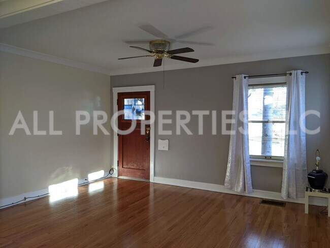 Building Photo - 557 S Race St