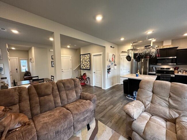 Building Photo - Large Bremerton Townhome