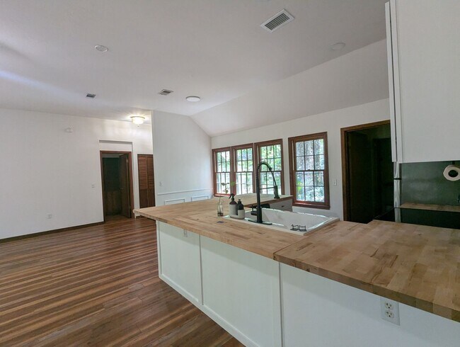 Building Photo - 3/2 : Nestled in the highly desirable Haile Plantation community