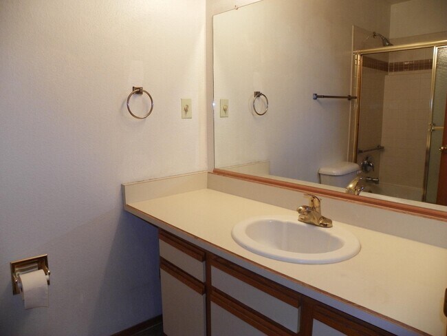 Building Photo - 813 Country Club Dr SE