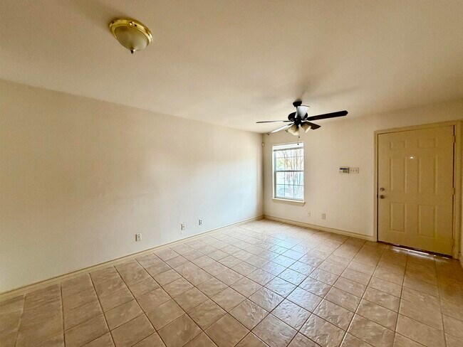 Building Photo - 419 W Eistetter St