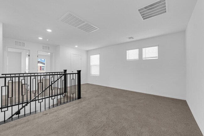 Building Photo - Don't miss out on this beautiful three-bed...