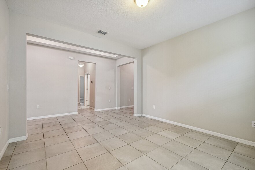 Building Photo - 2735 Stonegate Dr