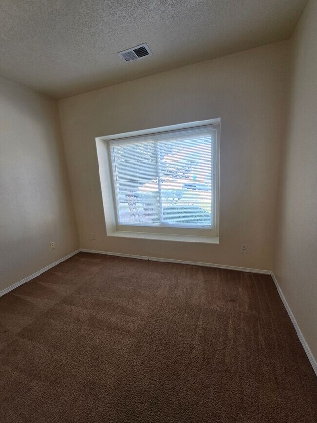 Building Photo - 4 bed, 2 bath home in Northern Meadows
