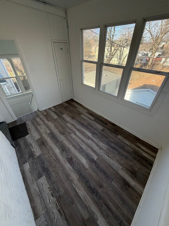 Building Photo - 1048 W Marquette Rd