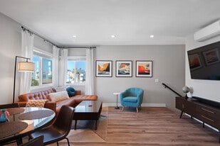 Building Photo - 617 Loma Dr