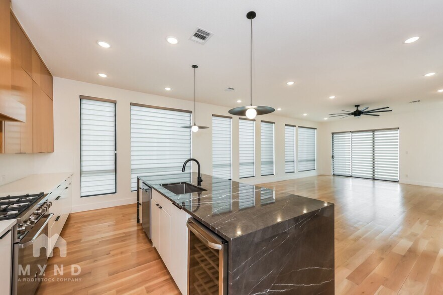 Building Photo - 1012 Mobile St