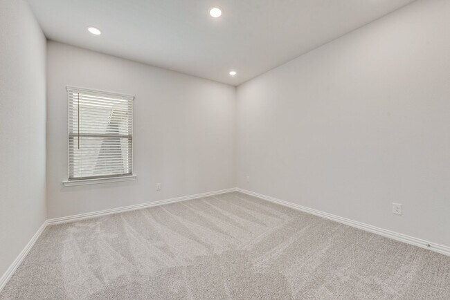 Building Photo - 3404 Riverlawn Dr