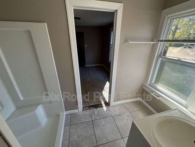 Building Photo - 424 Nordale Ave