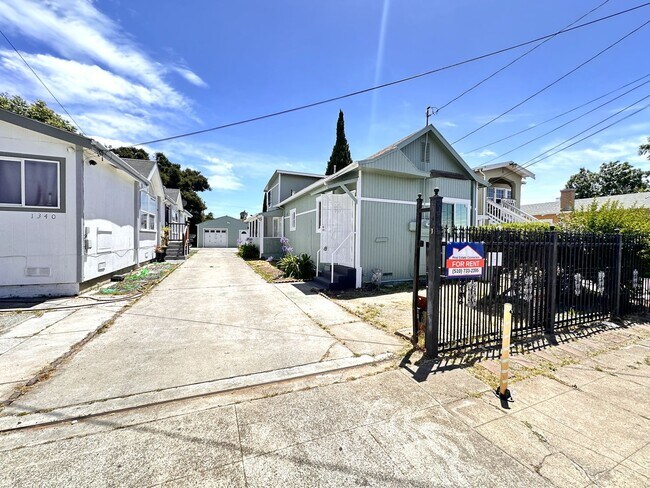 Building Photo - LARGE 4 BEDS 2 FULL BATHS HOUSE FOR RENT!