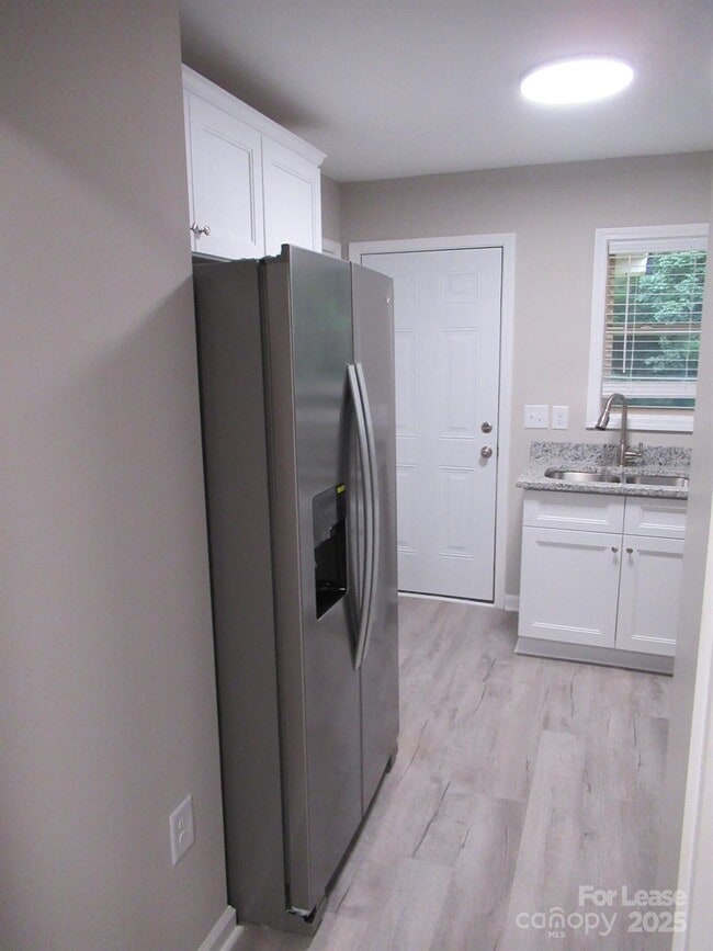 Building Photo - 1735 River Rd