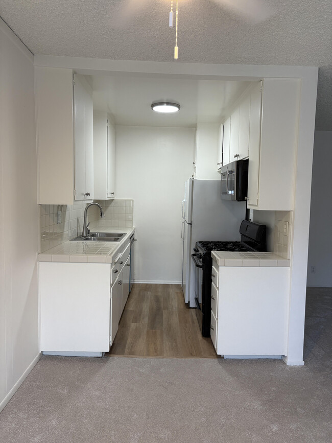 Building Photo - Camarillo Apartments