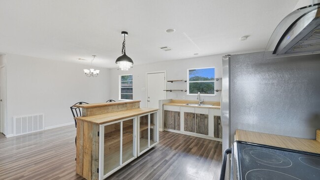 Building Photo - 200 Valley Acres Dr