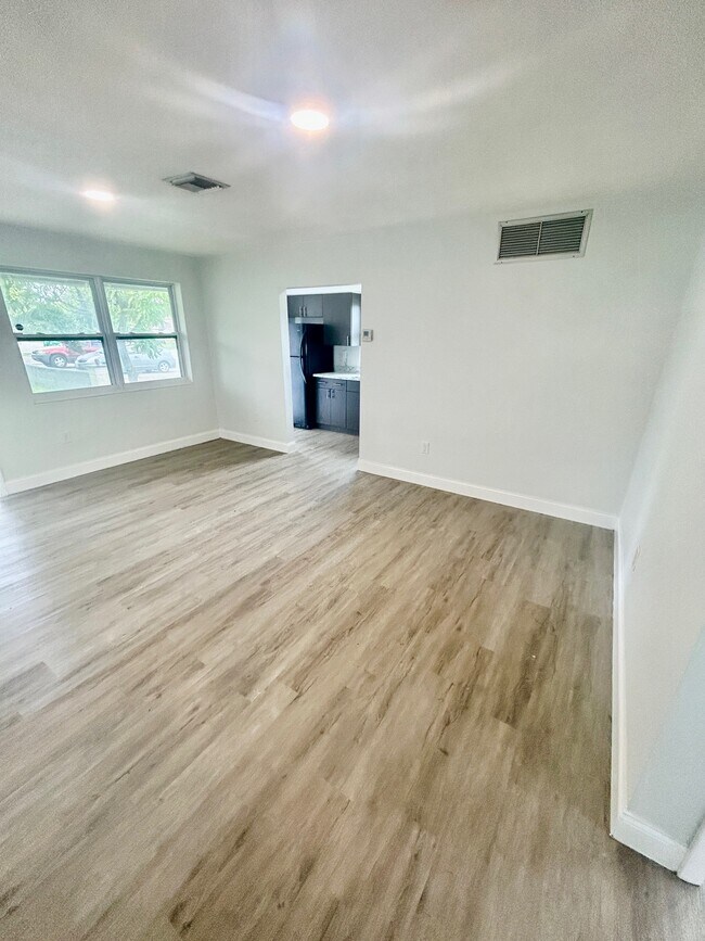 Building Photo - 7511 Venetian St